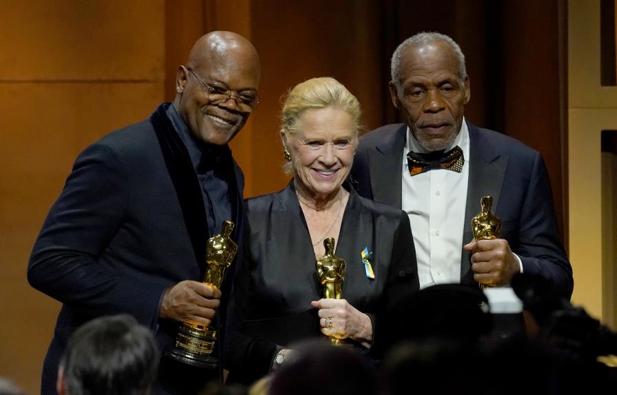Los homenajeados con el Oscar honorario Samuel L. Jackson, Liv Ullmann y Danny Glover, quien recibió el Premio Humanitario Jean Hersholt, posan en la ceremonia de los Premios de los Gobernadores el viernes 25 de marzo de 2022 en el Ray Dolby Ballroom en Los Ángeles.