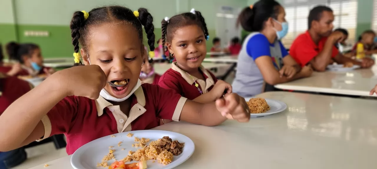 INABIE presenta nuevo menú escolar, con mayor variedad, incluyendo frutas y muffins