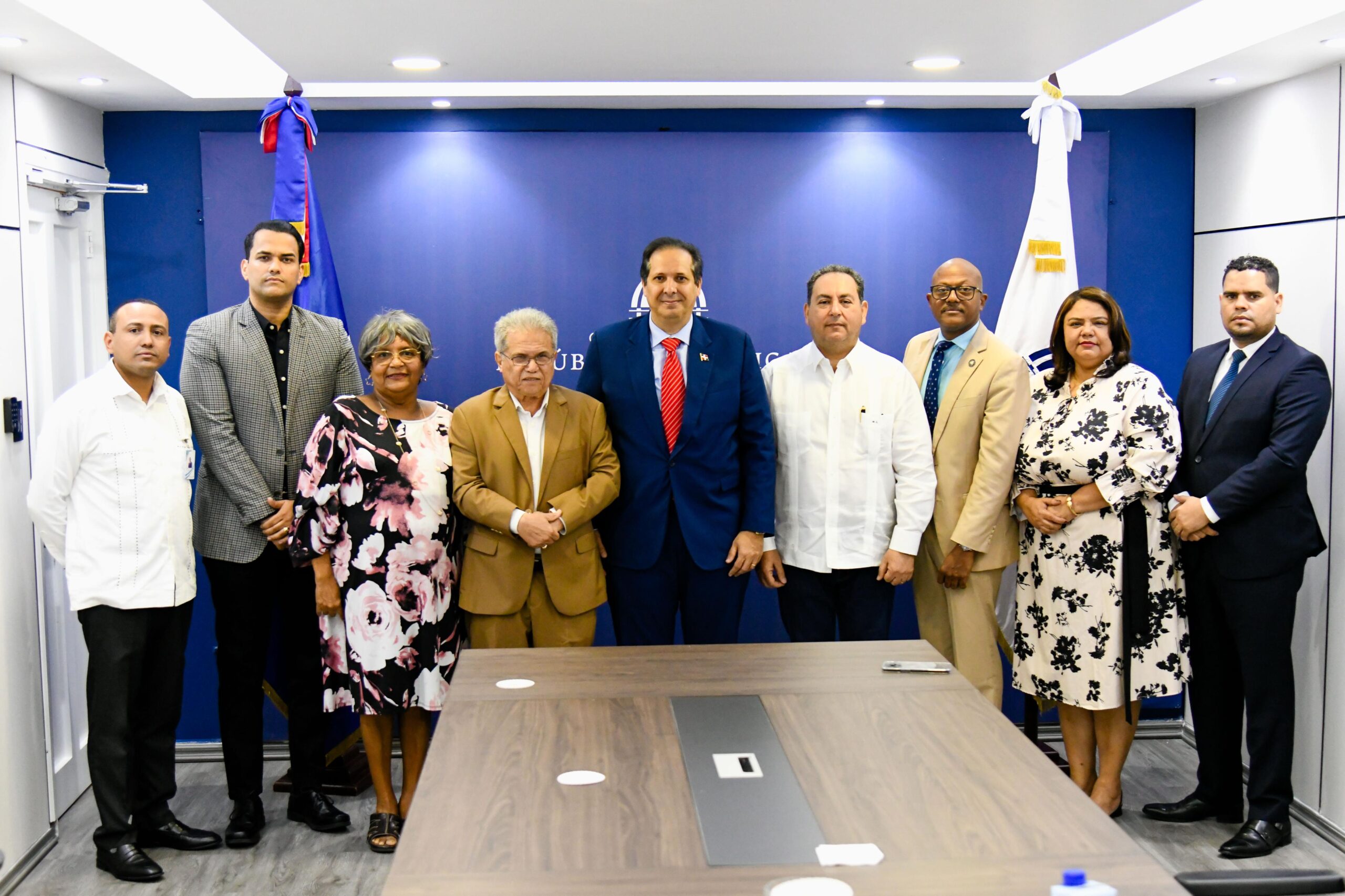 Víctor Atallah y Colegio Médico ratifican mesa de diálogo para revisar demandas del gremio